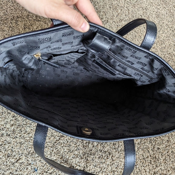 Michael Kors Jet Set Travel Tote Black - Picture 2 of 10